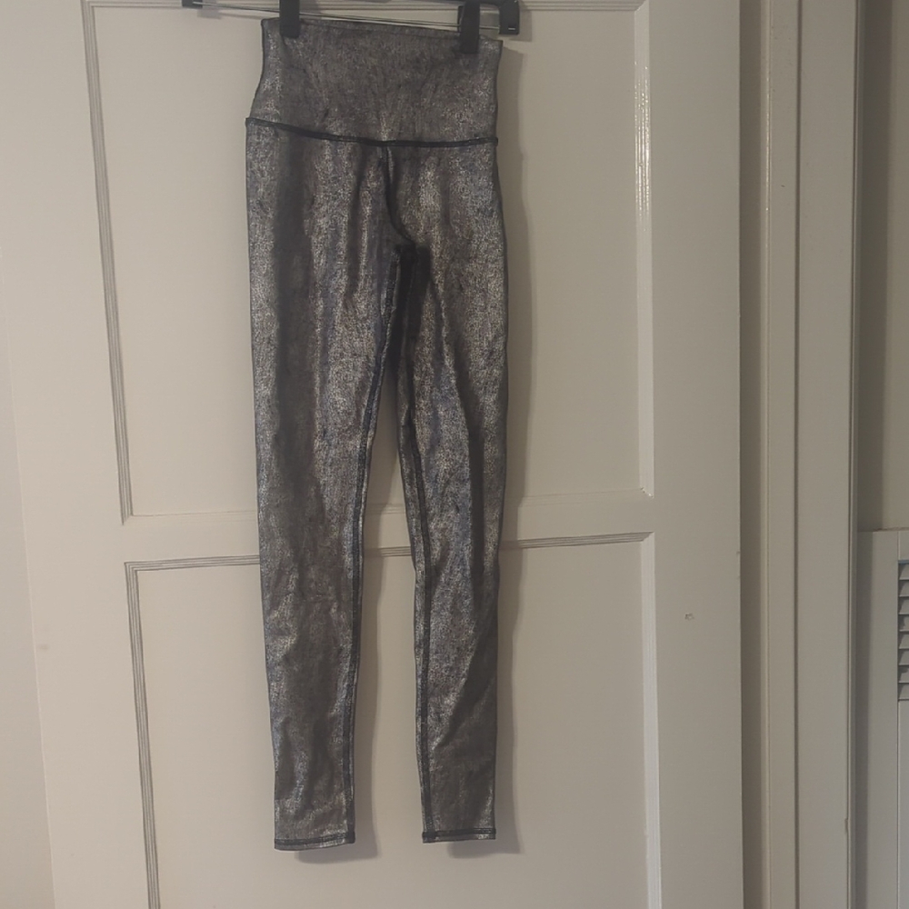 ALO Yoga Metallic Patterned Leggings In Size XXS